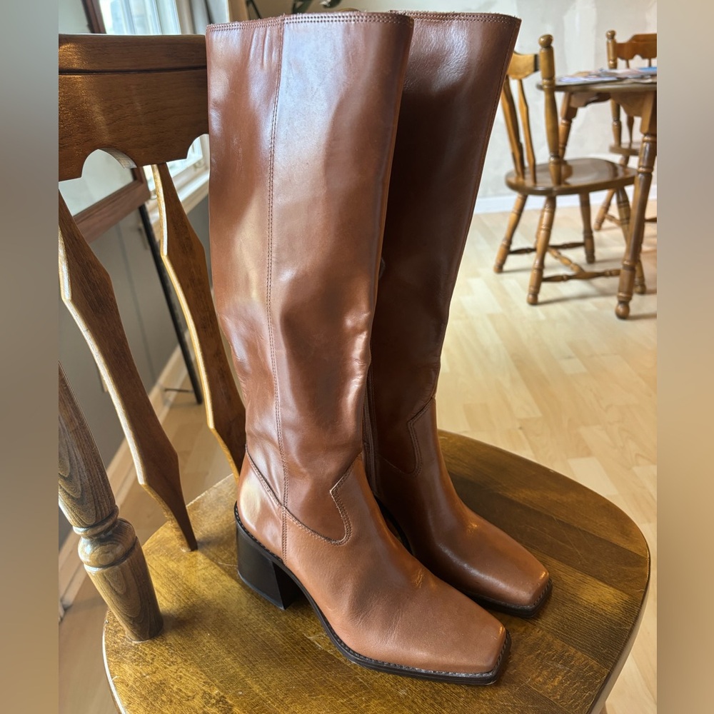 VINCE CAMUTO LEATHER BOOT. SIZE 7 1/2.